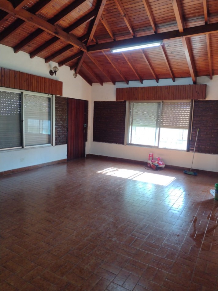 CASA A MTS. DE RUTA 8