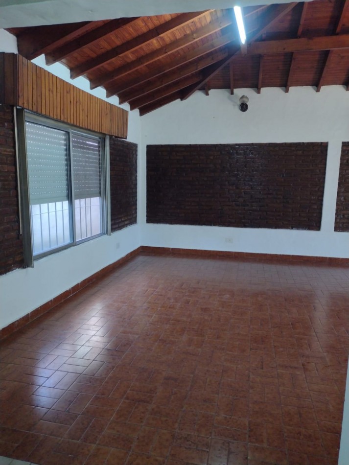 CASA A MTS. DE RUTA 8