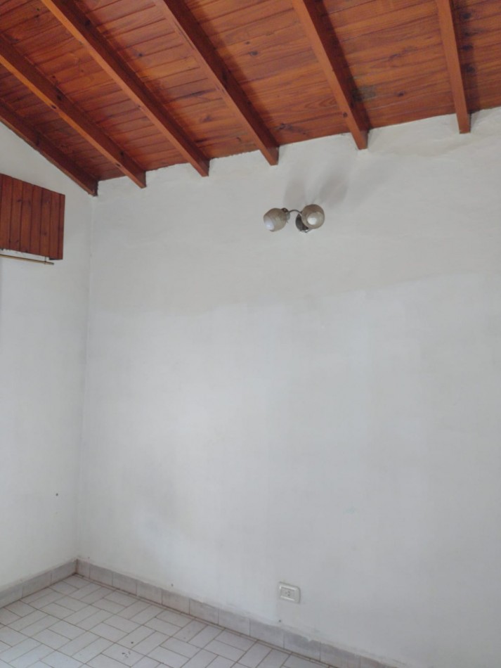 CASA A MTS. DE RUTA 8