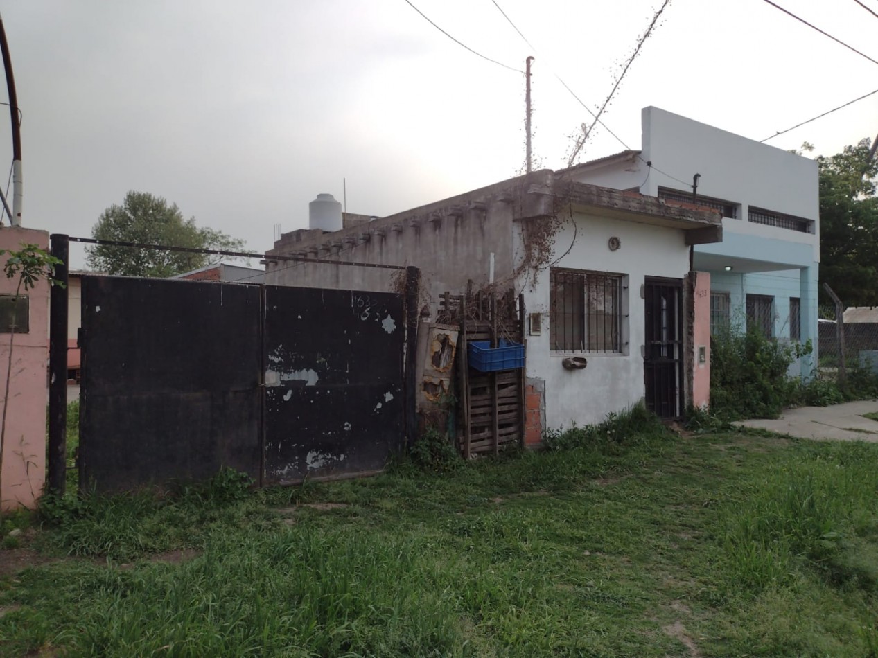 MONOAMBIENTE MAS CASA AL FONDO EN BARRIO LAS ACACIAS