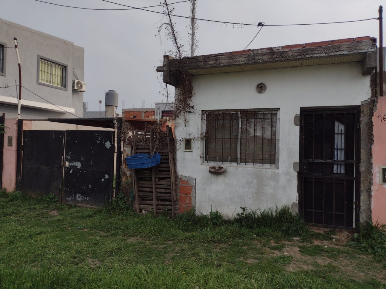 MONOAMBIENTE MAS CASA AL FONDO EN BARRIO LAS ACACIAS