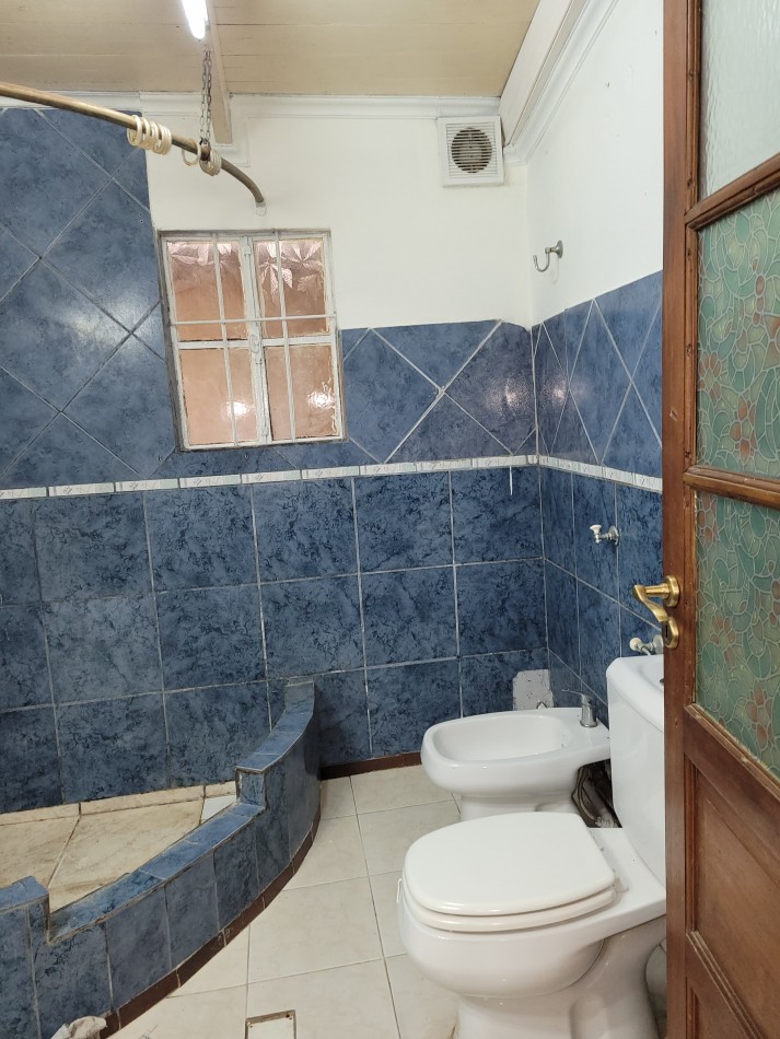 CASA TIPO  PH AL FONDO CON COCHERA A METROS DE AV. PTE. PERON
