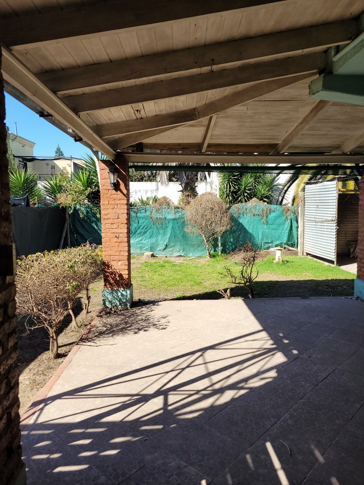 CASA TIPO  PH AL FONDO CON COCHERA A METROS DE AV. PTE. PERON