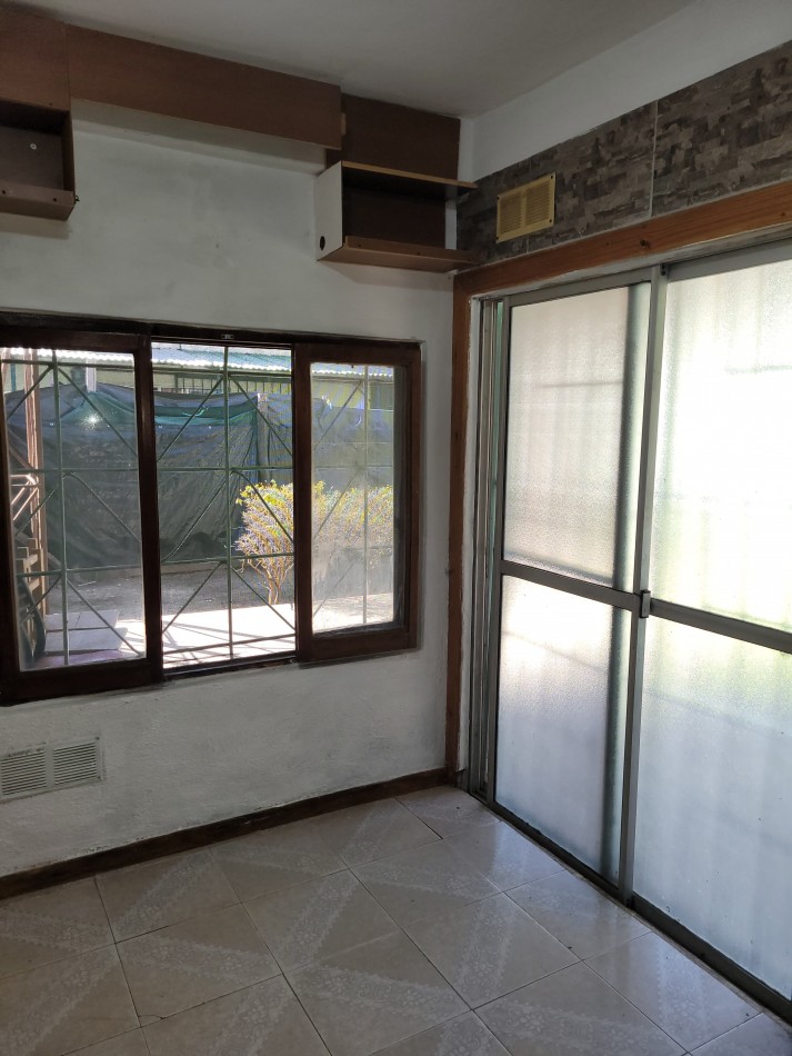 CASA TIPO  PH AL FONDO CON COCHERA A METROS DE AV. PTE. PERON