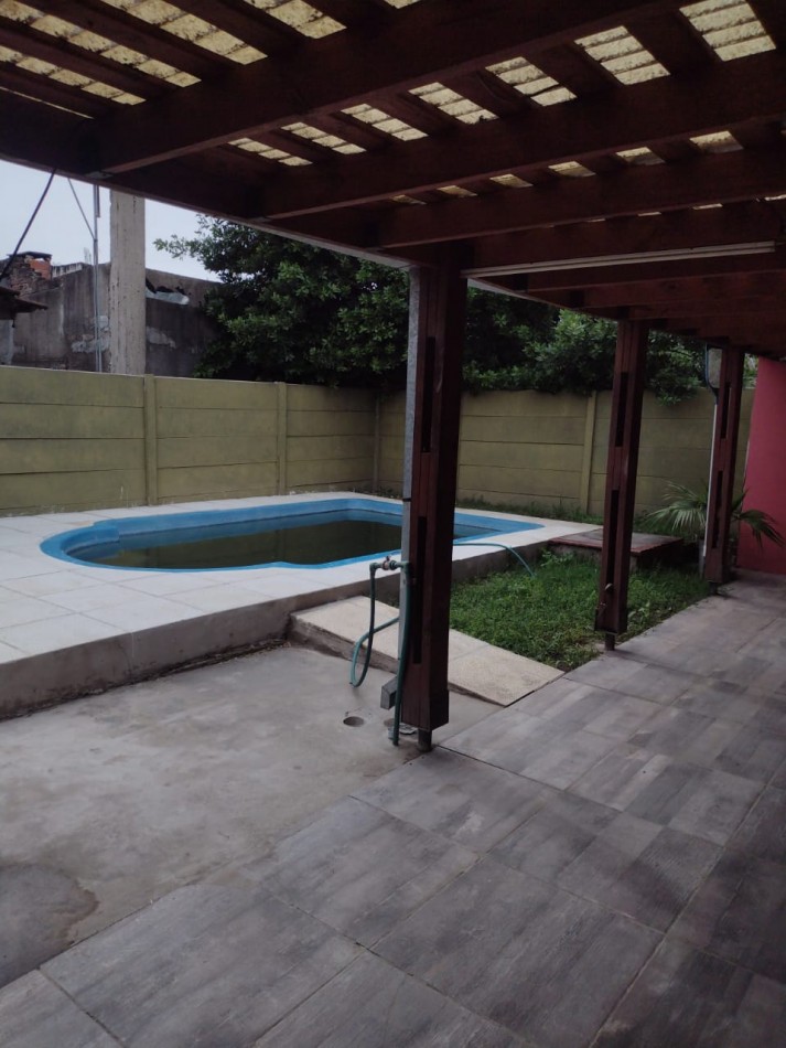 CASA CON 3 DORMITORIOS - COCHERA Y FONDO CON PILETA