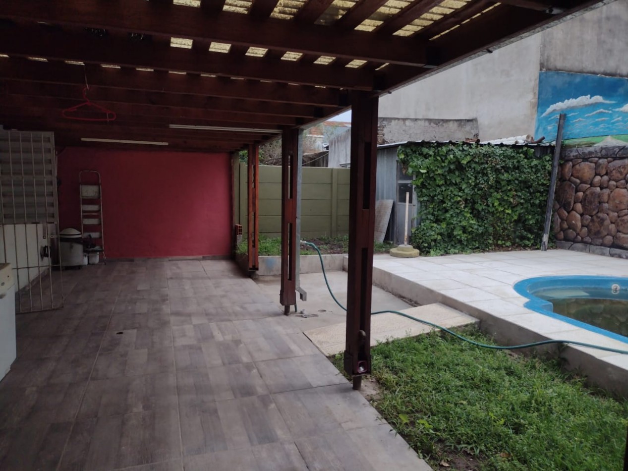 CASA CON 3 DORMITORIOS - COCHERA Y FONDO CON PILETA