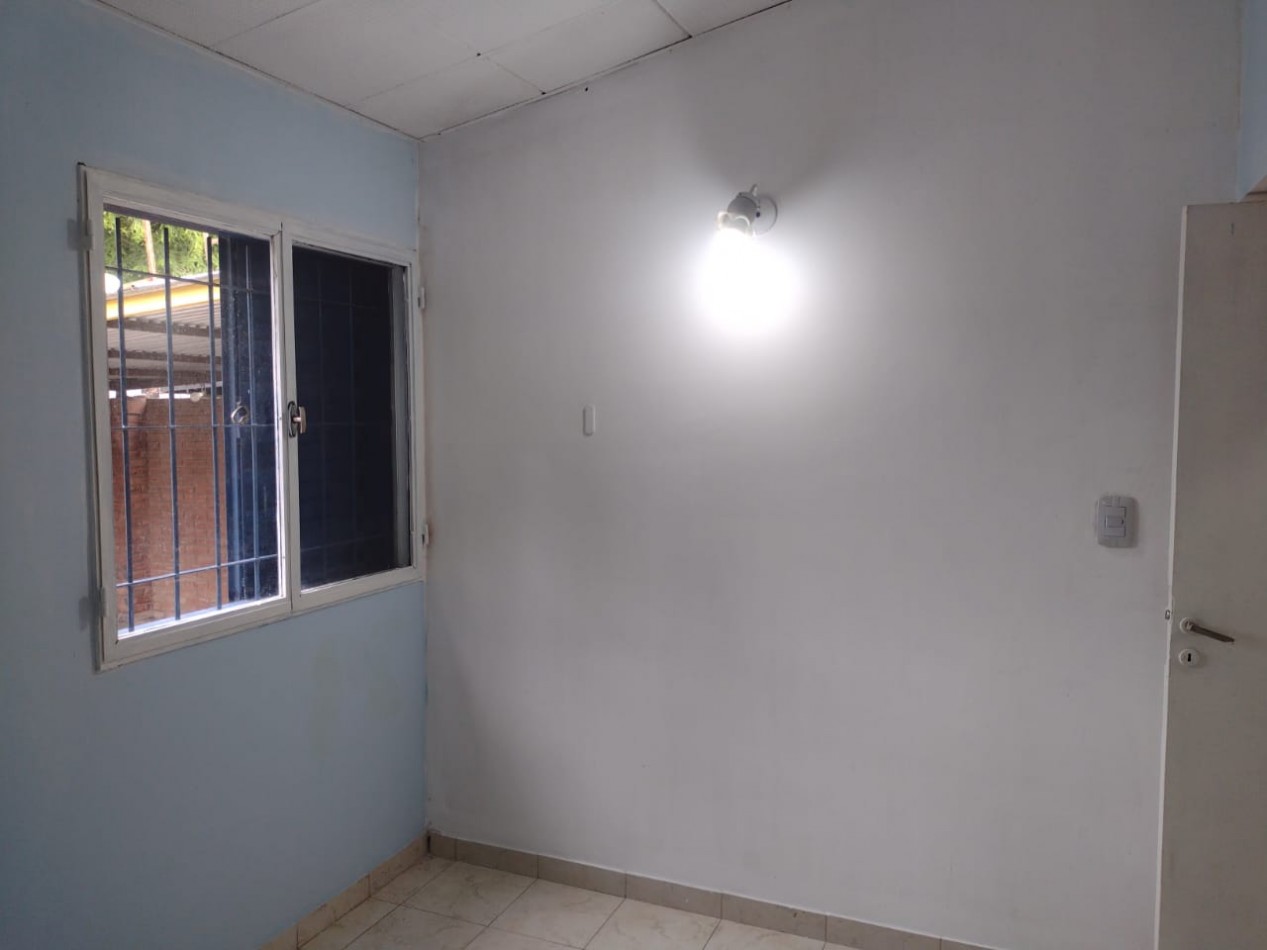 CASA CON 3 DORMITORIOS - COCHERA Y FONDO CON PILETA