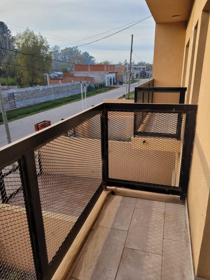DUPLEX 2 DORMITORIOS CON ENTRADA PARA AUTOS EN FCO. ALVAREZ. 