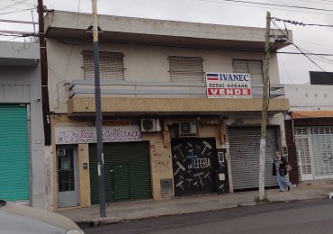 CASA EN PLANTA ALTA CON GALPON Y 2 LOCALES COMERCIALES SOBRE AV. PTE. PERON