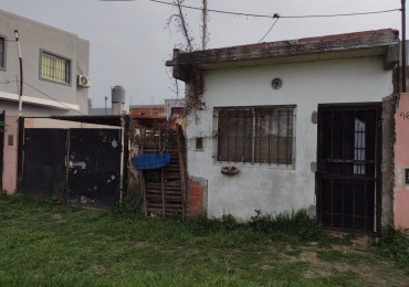 MONOAMBIENTE MAS CASA AL FONDO EN BARRIO LAS ACACIAS