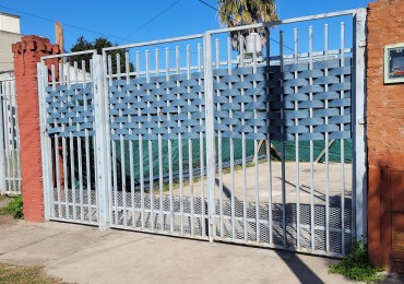 CASA TIPO  PH AL FONDO CON COCHERA A METROS DE AV. PTE. PERON